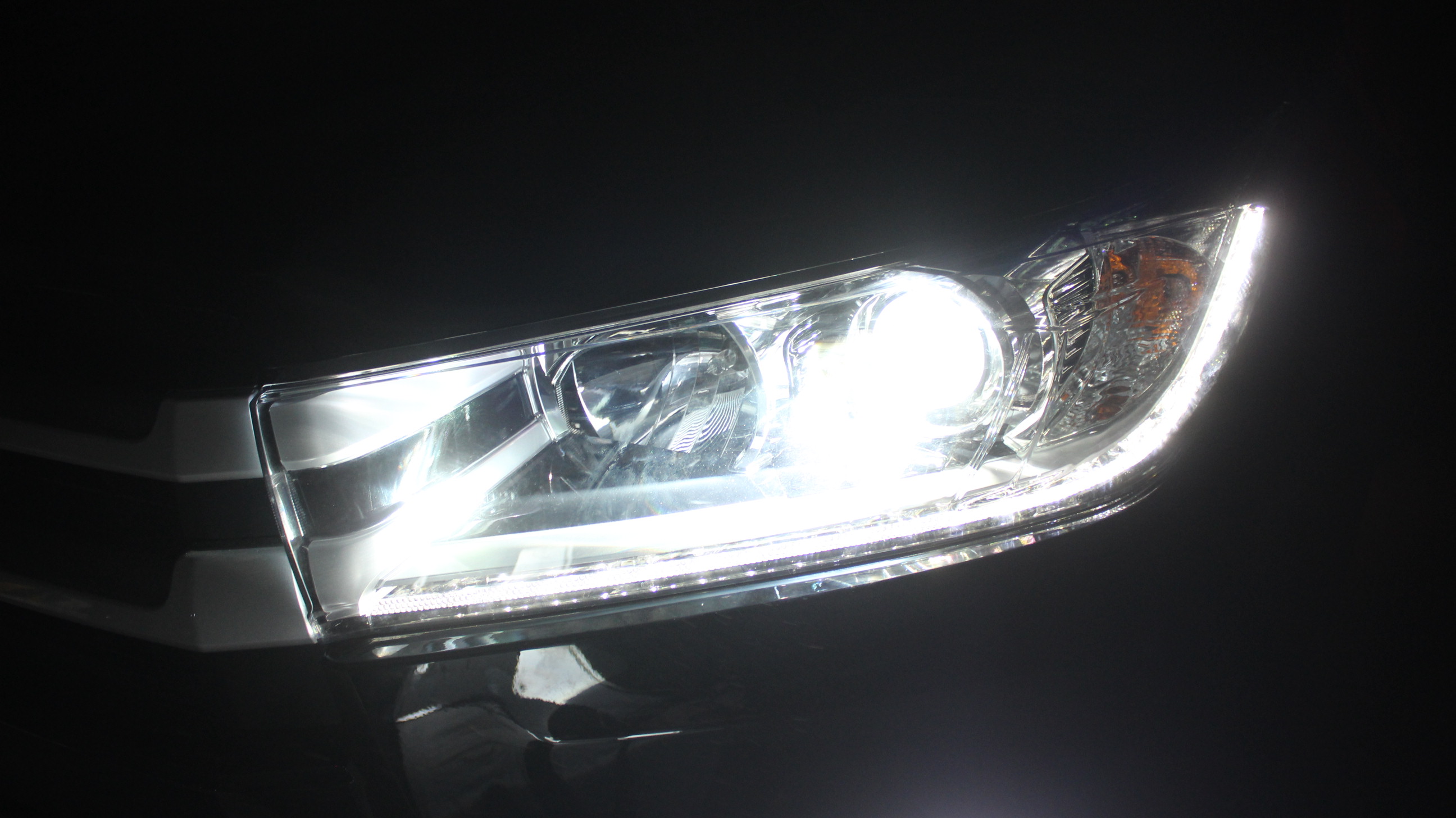 成都天一車燈新漢蘭達車燈改裝米石LED雙光透鏡效果展示