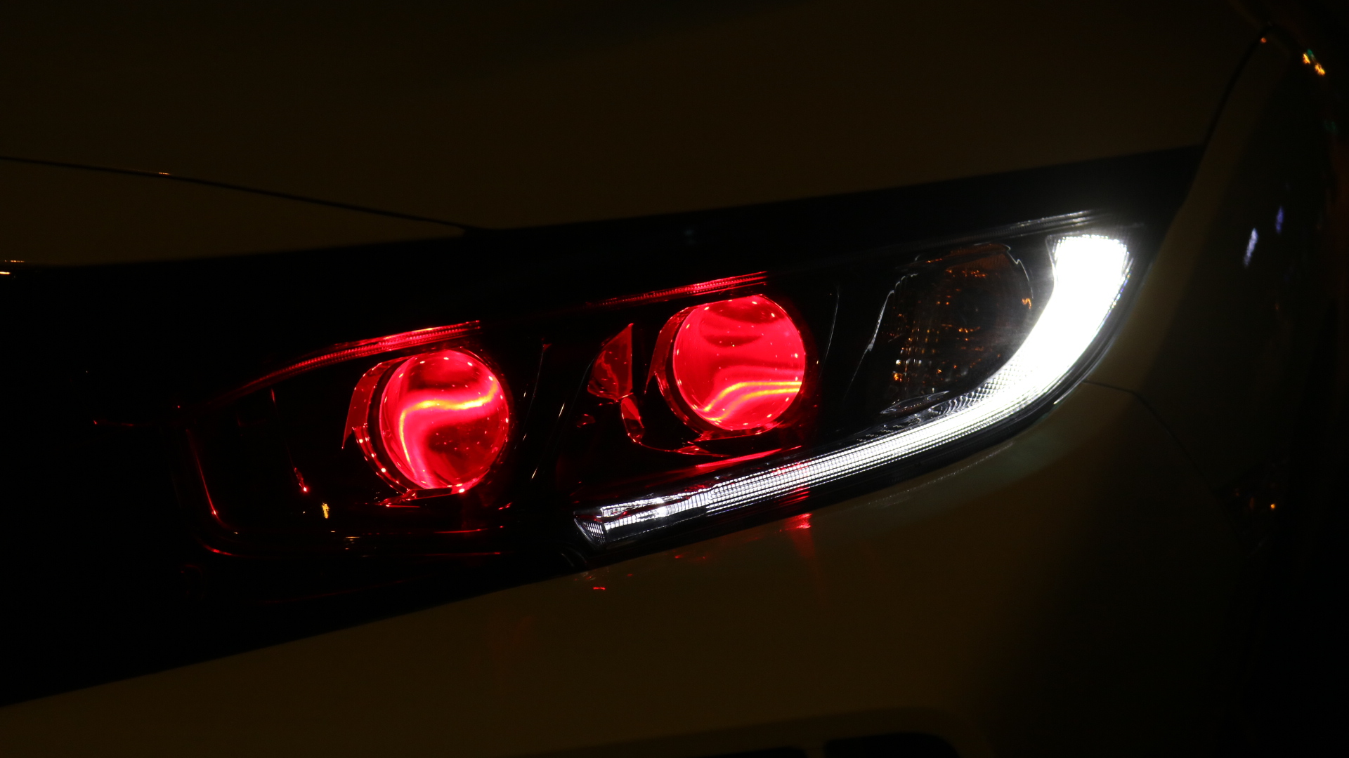 思域加裝紅色惡魔眼效果展示