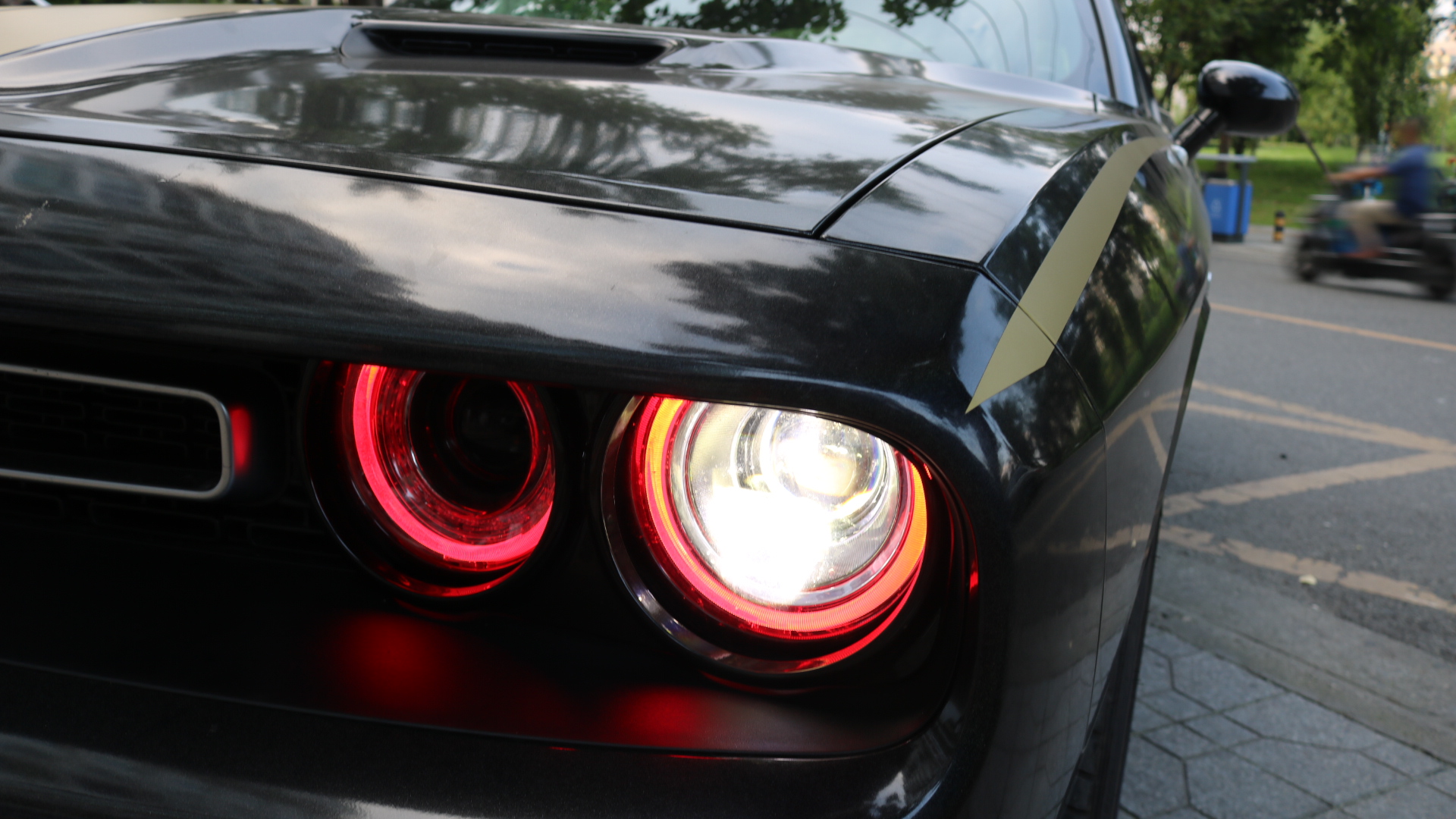 道奇挑戰(zhàn)者車燈改裝效果