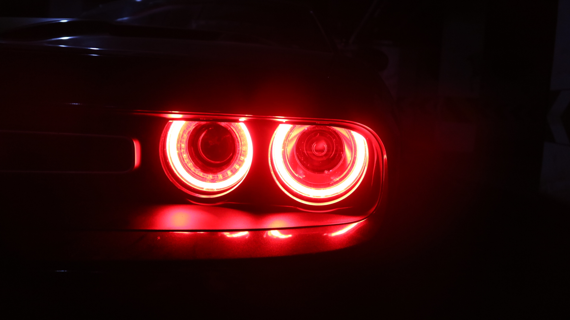 成都道奇挑戰(zhàn)者車燈改裝外觀