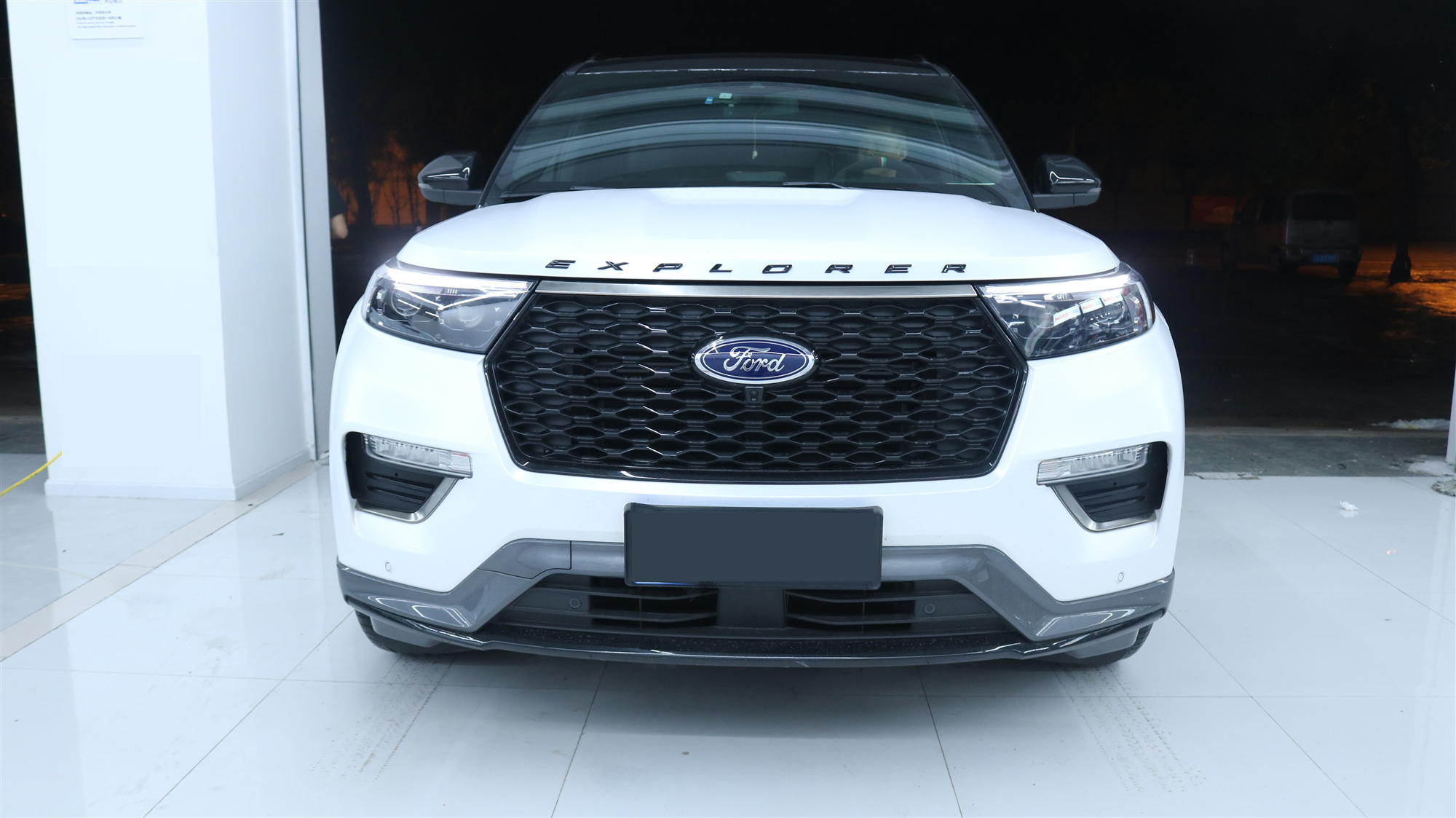 成都天一車(chē)燈實(shí)拍福特探險(xiǎn)者車(chē)燈改裝四透鏡大燈效果